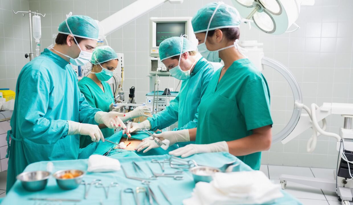 Chirurdzy wykonują operację powiększania penisa mężczyzny
