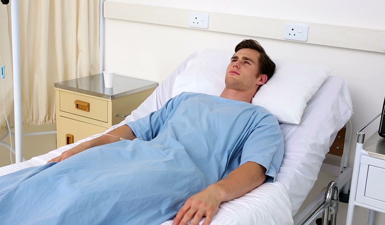 Po operacji powiększenia penisa mężczyzna musi pozostać w łóżku
